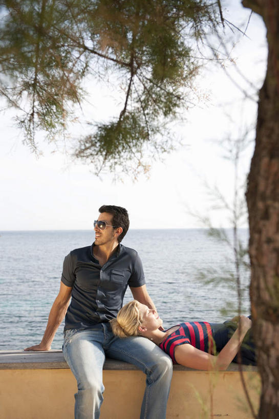 西方人,两个人,栏杆,坐,躺,闭眼,竖图,室外,白天,正面,爱情,海浪,海洋,植物,欧洲,欧洲人,撑,阴影,服装,光线,墨镜,眼镜,影子,浪花,水平线,围栏,辽阔,海平线,浪漫,扭头,注视,休闲装,护栏,树,树木,衣服,蓝色,绿色,蓝天,天空,阳光,自然,海水,太阳镜,太阳眼镜,天,观察,看,转头,休闲,广阔,温暖,温馨,休闲服,遮阳镜,恩爱,恋人,服饰,生长,晴朗,成长,观看,一望无际,和睦,察看,撑着,关注,海景,万里无云,无边无际,一马平川,卧着,男人,男性,年轻男性,年轻女性,女人,女性,白种人,情侣,大海,风浪,海,海水的波动,近岸浪,涌浪,晴空,晴空万里,闭眼睛,闭着眼,闭着眼睛,躺着,卧,坐着,半身,彩图,伴侣,融洽,水天相接,水天一线