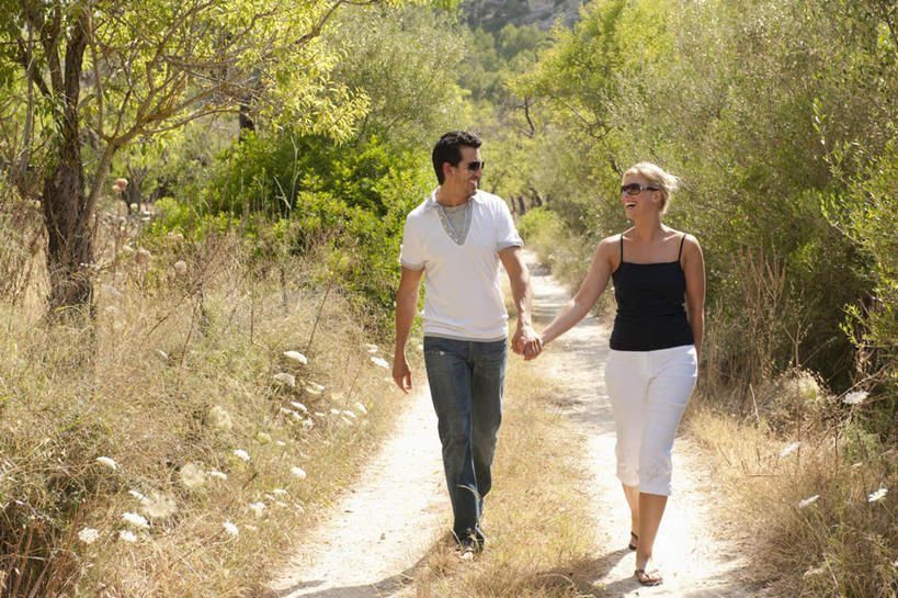 西方人,两个人,家庭,夫妻,走,握手,笑,微笑,横图,室外,白天,正面,T恤衫,爱情,植物,吊带,欧洲,欧洲人,阴影,服装,光线,影子,浪漫,T恤,注视,吊带衫,休闲装,树,树木,衣服,绿色,白色,黑色,天空,阳光,自然,天,观察,看,休闲,温暖,温馨,一家人,休闲服,恩爱,恋人,服饰,生长,成长,观看,和睦,察看,关注,男人,男性,年轻女性,女人,女性,中年男性,白种人,年轻人,夫妇,情侣,步行,搀手,拉手,散步,手搀手,手拉手,手牵手,手握手,走路,彩图,全身,伴侣,融洽