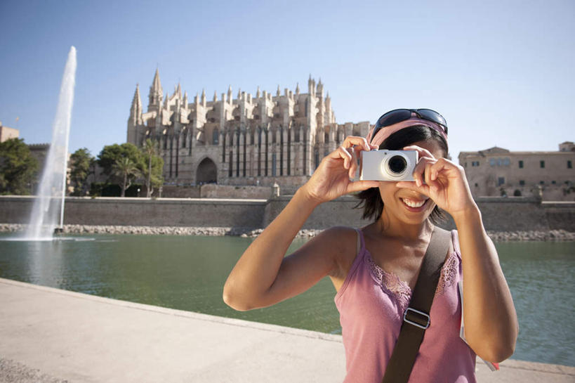 西方人,一个人,教堂,站,笑,微笑,露齿笑,横图,室外,白天,正面,旅游,度假,植物,喷泉,相机,吊带,西班牙,欧洲,欧洲人,仅一个女性,仅一个人,握,阴影,服装,节日,装饰,光线,包,头饰,影子,景观,拿,拿着,注视,吊带衫,文化,娱乐,树,树木,拍照,衣服,粉色,蓝色,绿色,蓝天,天空,阳光,自然,发箍,发饰,饰品,数码相机,天,观察,看,品味,祈祷,站着,仅一个中年女性,享受,休闲,健康,放松,握着,许愿,摄影,宗教,服饰,信仰,生长,晴朗,成长,头箍,观看,纪念,华丽,修饰,祈求,点缀,察看,衣着,穿着,关注,南欧,水景,斜挎包,发卡,信念,配饰,万里无云,帕尔马,马略卡岛,西班牙王国,衬托,美观,雅致,雅观,衣饰,帕尔马大教堂,平安,女人,女性,中年女性,白种人,设计,照相机,晴空,晴空万里,站立,半身,彩图,照相,大教堂,礼拜堂