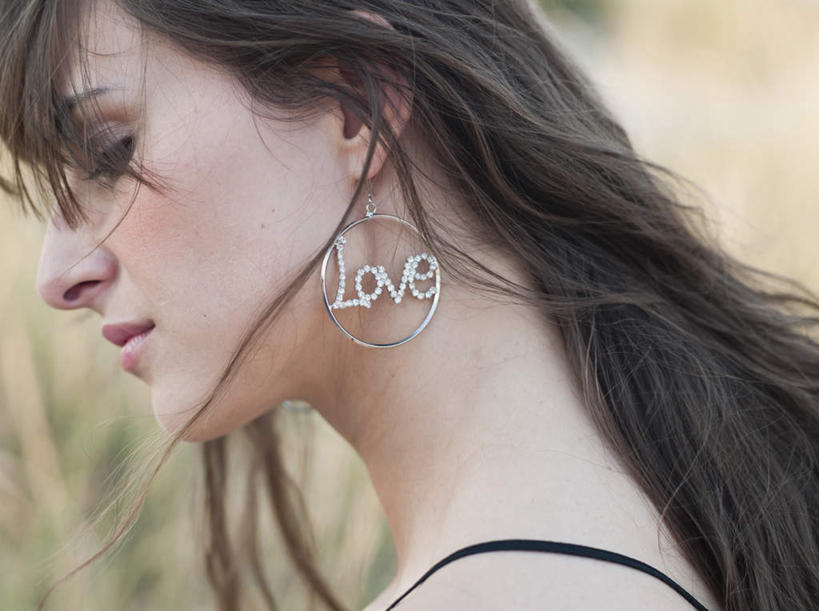 西方人,脸,头,脸颊,一个人,站,横图,室外,特写,白天,侧面,植物,吊带,欧洲,欧洲人,仅一个年轻女性,仅一个女性,仅一个人,服装,枯萎,朦胧,模糊,棕色,枯草,注视,吊带衫,肩膀,装饰品,草,衣服,黄色,黑色,耳环,饰品,首饰,观察,看,站着,服饰,观看,察看,衣着,穿着,关注,耳饰,衣饰,年轻女性,女人,女性,白种人,头部,长发,卷发,脸部,脸蛋,面部,站立,半身,彩图