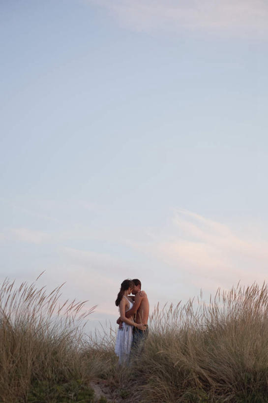 西方人,两个人,夫妻,站,笑,吻,微笑,竖图,室外,白天,侧面,泳装,比基尼,爱情,日落,植物,欧洲,欧洲人,阴影,裤子,枯萎,光线,影子,晚霞,霞光,云,云朵,落日,枯草,浪漫,云彩,注视,相视,草,黄色,蓝色,白云,蓝天,天空,阳光,黄昏,天,观察,看,站着,面对面,彩霞,恩爱,恋人,晴朗,观看,对视,察看,互视,关注,相对,相看,夕照,男人,男性,年轻男性,年轻女性,女人,女性,白种人,夫妇,情侣,晴空,夕阳,亲,亲吻,站立,彩图,全身,三点式,泳衣,伴侣,斜阳