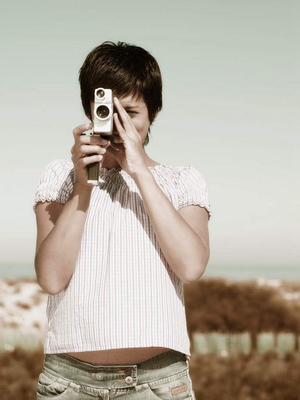 西方人,一个人,站,竖图,室外,白天,正面,T恤衫,海浪,海洋,植物,欧洲,欧洲人,仅一个女性,仅一个人,握,阴影,服装,枯萎,光线,影子,浪花,枯草,摄像机,拿,T恤,拿着,注视,休闲装,草,衣服,黄色,白色,天空,阳光,海水,天,观察,看,站着,仅一个中年女性,休闲,休闲服,摄像,握着,摄影,服饰,摄影机,观看,察看,关注,录像,海景,女人,女性,中年女性,白种人,大海,风浪,海,海水的波动,近岸浪,涌浪,站立,半身,彩图