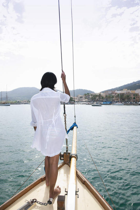 西方人,一个人,站,竖图,室外,白天,衬衫,海浪,海洋,山,山脉,船,欧洲,欧洲人,仅一个女性,仅一个人,一艘,握,阴影,波纹,光线,影子,浪花,山峰,游艇,涟漪,山峦,背面,白色,水纹,天空,阳光,海水,绳子,交通工具,波浪,群山,天,行驶,站着,仅一个中年女性,握着,绳索,甲板,航行,载具,缆绳,海景,水晕,女人,女性,中年女性,白种人,大海,风浪,海,海水的波动,近岸浪,涌浪,站立,彩图,全身,衬衣