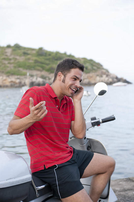 西方人,一个人,坐,笑,打电话,微笑,露齿笑,竖图,室外,白天,正面,海浪,海洋,山,摩托车,电话,手机,欧洲,欧洲人,仅一个男性,仅一个人,仅一个中年男性,握,阴影,光线,影子,浪花,山峰,山峦,拿,拿着,注视,通讯设备,车,天空,阳光,海水,交通工具,天,观察,看,握着,观看,察看,关注,载具,海景,交流,男人,男性,中年男性,白种人,大海,风浪,海,海水的波动,近岸浪,涌浪,沟通,通话,坐着,半身,彩图