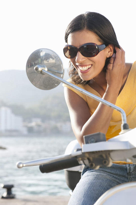 西方人,一个人,码头,坐,笑,微笑,露齿笑,竖图,室外,白天,正面,海浪,海洋,沙滩,山,港口,摩托车,照明,欧洲,欧洲人,仅一个女性,仅一个人,撑,阴影,服装,光线,背心,墨镜,沙子,眼镜,影子,柱子,海岸,浪花,山峰,沙地,山峦,托腮,注视,车,灯,衣服,黄色,天空,阳光,海水,太阳镜,太阳眼镜,灯具,交通工具,天,观察,看,托,仅一个中年女性,遮阳镜,服饰,观看,照亮,察看,衣着,照明设备,穿着,关注,托下巴,载具,缆绳,海景,前照灯,前大灯,系船柱,车前灯,缆绳桩,缆绳柱,系缆桩,衣饰,女人,女性,中年女性,白种人,大海,风浪,海,海水的波动,海滩,近岸浪,涌浪,坐着,半身,彩图,摆渡口,埠头,渡口,渡头,港湾,海港,货运码头,口岸,商港