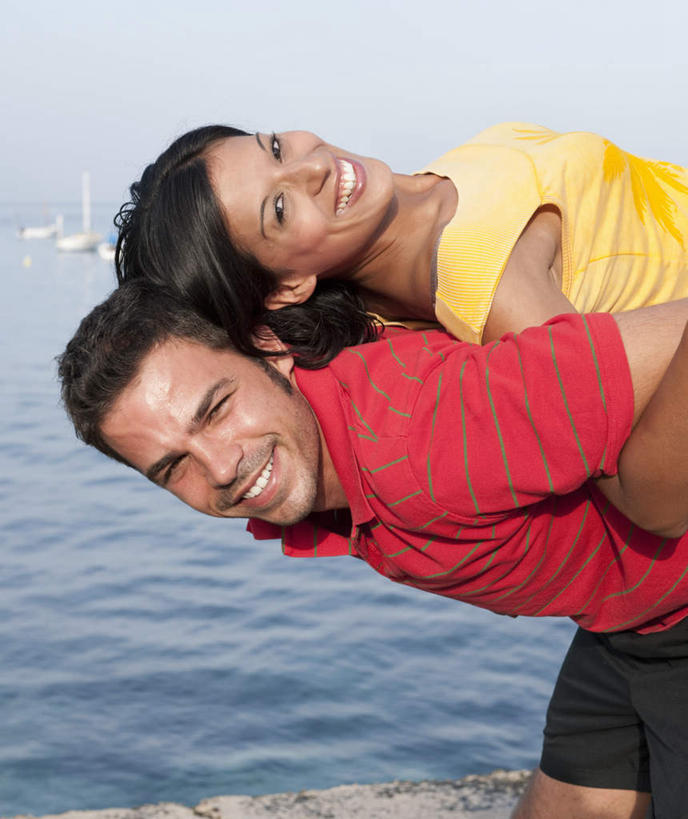 西方人,中年人,背,两个人,家庭,夫妻,站,笑,微笑,露齿笑,竖图,室外,白天,侧面,T恤衫,爱情,海浪,海洋,山,欧洲,欧洲人,阴影,服装,光线,影子,浪花,山峰,山峦,浪漫,T恤,注视,休闲装,衣服,黄色,红色,天空,阳光,海水,天,背着,观察,看,站着,休闲,温暖,温馨,一家人,休闲服,恩爱,恋人,服饰,观看,和睦,察看,关注,海景,背负,男人,男性,女人,女性,中年男性,中年女性,白种人,夫妇,情侣,大海,风浪,海,海水的波动,近岸浪,涌浪,站立,半身,彩图,伴侣,融洽