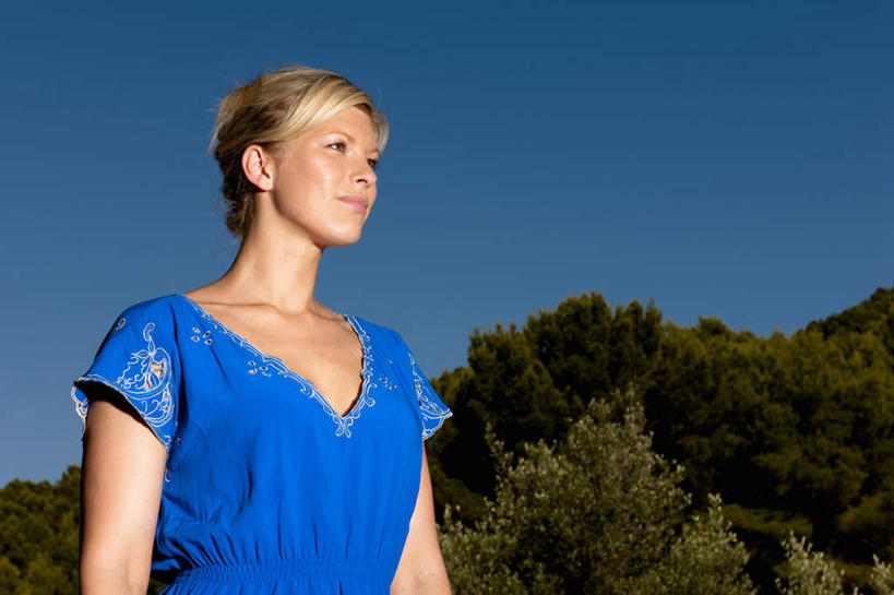 西方人,一个人,站,笑,微笑,横图,室外,白天,仰视,裙子,树林,植物,欧洲,欧洲人,仅一个年轻女性,仅一个女性,仅一个人,阴影,连衣裙,光线,影子,注视,树,树木,蓝色,绿色,蓝天,天空,阳光,自然,天,观察,看,站着,生长,晴朗,成长,观看,盘发,察看,关注,万里无云,年轻女性,女人,女性,白种人,晴空,晴空万里,站立,半身,彩图,低角度拍摄