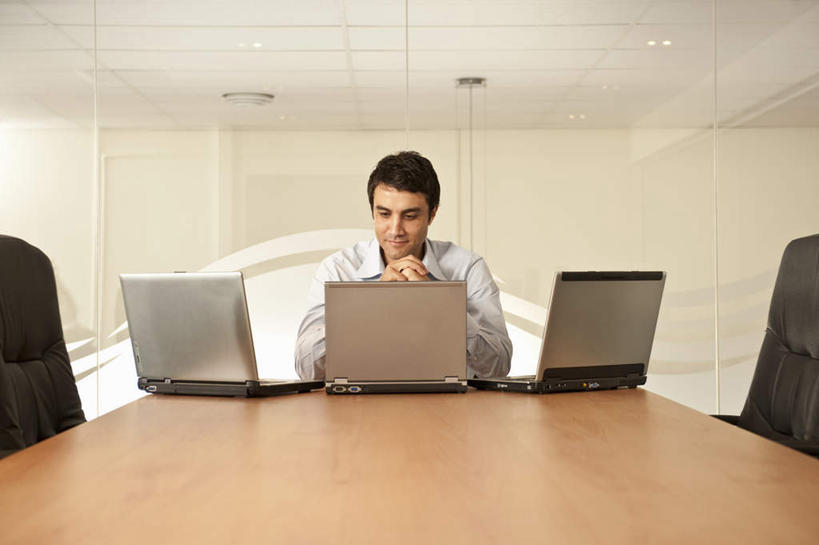 西方人,一个人,商务人士,商务男性,坐,笑,双手交叉,微笑,横图,室内,白天,正面,衬衫,电脑,笔记本电脑,天花板,桌面,桌子,椅子,欧洲,欧洲人,仅一个男性,仅一个人,仅一个中年男性,一排,套装,整齐,网络,办公桌,墙,注视,通讯设备,墙壁,墙面,排列,会议椅,观察,看,观看,办公椅,三台,察看,无线,队列,关注,通信设备,商务装,无线网络,无线上网,便携式电脑,工薪阶层,商务椅,培训椅,手提电脑,男人,男性,中年男性,白种人,白领,上班族,十字手,坐着,半身,彩图,衬衣