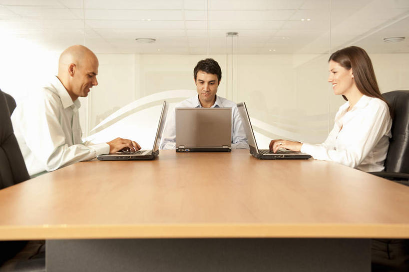 西方人,三个人,伙伴,朋友,商务人士,商务男性,商务女性,坐,横图,室内,白天,正面,衬衫,友谊,合作,团队,电脑,笔记本电脑,天花板,桌面,桌子,椅子,欧洲,欧洲人,敲打,套装,网络,办公桌,墙,注视,输入,通讯设备,墙壁,墙面,会议椅,打字,观察,看,战略,观看,点击,敲击,办公椅,三台,察看,无线,关注,通信设备,商务装,无线网络,无线上网,便携式电脑,工薪阶层,联合,合谋,商务椅,培训椅,配合,协作,按键,手提电脑,男人,男性,女人,女性,中年男性,中年女性,白种人,白领,上班族,坐着,半身,彩图,衬衣