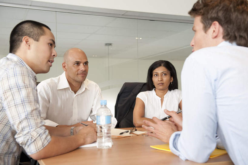 东方人,西方人,背部,四个人,伙伴,朋友,商务人士,商务男性,商务女性,办公室,坐,笑,说,微笑,横图,室内,白天,正面,衬衫,讨论,友谊,合作,团队,水,家具,天花板,桌子,椅子,欧洲,欧洲人,亚洲,套装,开会,会议,笔,材料,档案,文件,液体,纸,办公桌,墙,办公用品,注视,黄种人,饮用水,墙壁,墙面,文具,会议椅,瓶子,手稿,塑料制品,学习用品,资料,矿泉水,观察,看,塑料瓶,战略,观看,办公椅,文具用品,证明,察看,关注,文档,商务装,工薪阶层,蒸馏水,办公家具,联合,合谋,商务椅,培训椅,交流,配合,协作,男人,男性,女人,女性,中年男性,中年女性,白种人,亚洲人,印度人,白领,上班族,沟通,讲话,交谈,商讨,说话,谈话,坐着,半身,彩图,衬衣