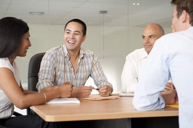 东方人,西方人,背部,四个人,伙伴,朋友,商务人士,商务男性,商务女性,办公室,坐,笑,说,微笑,露齿笑,横图,室内,白天,正面,衬衫,讨论,友谊,合作,团队,家具,天花板,桌子,椅子,欧洲,欧洲人,亚洲,套装,开会,会议,笔,材料,档案,文件,纸,办公桌,墙,办公用品,注视,黄种人,墙壁,墙面,文具,会议椅,手稿,学习用品,资料,观察,看,战略,观看,办公椅,文具用品,证明,察看,关注,文档,商务装,工薪阶层,办公家具,联合,合谋,商务椅,培训椅,交流,配合,协作,男人,男性,女人,女性,中年男性,中年女性,白种人,亚洲人,印度人,白领,上班族,沟通,讲话,交谈,商讨,说话,谈话,坐着,半身,彩图,衬衣