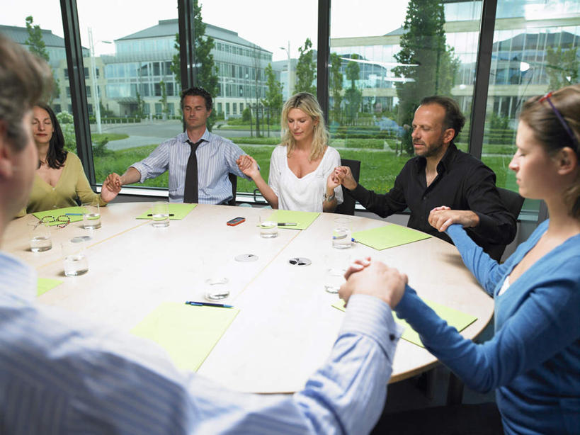 西方人,背部,伙伴,朋友,商务人士,商务男性,商务女性,办公室,坐,握手,横图,室内,白天,正面,衬衫,友谊,合作,团队,水,植物,窗户,家具,桌子,杯子,椅子,欧洲,欧洲人,套装,材料,档案,文件,液体,纸,办公桌,许多人,注视,饮用水,玻璃窗,玻璃制品,树,树木,绿色,自然,会议椅,手稿,水杯,资料,矿泉水,观察,看,一群人,思考,战略,生长,成长,观看,办公椅,证明,察看,关注,文档,商务装,工薪阶层,蒸馏水,办公家具,联合,合谋,商务椅,培训椅,思虑,配合,协作,男人,男性,年轻女性,女人,女性,中年男性,中年女性,白种人,白领,上班族,玻璃杯,搀手,拉手,手搀手,手拉手,手牵手,手握手,坐着,半身,彩图,衬衣