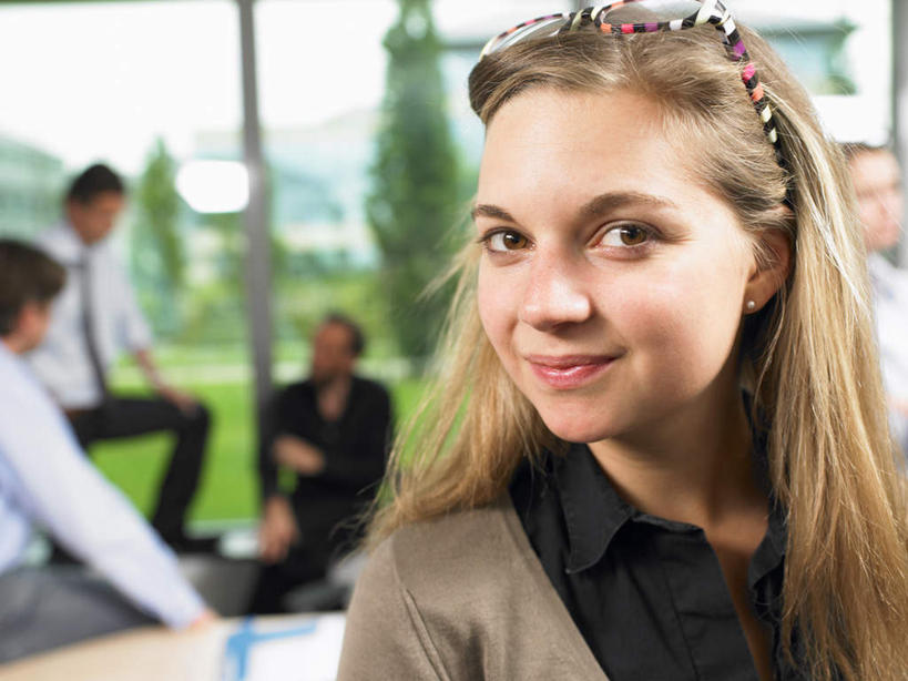 西方人,伙伴,朋友,商务人士,商务男性,商务女性,办公室,站,坐,笑,微笑,露齿笑,横图,室内,白天,正面,衬衫,友谊,合作,团队,水,植物,窗户,家具,桌子,杯子,椅子,欧洲,欧洲人,五个人,套装,朦胧,模糊,材料,档案,文件,眼镜,液体,纸,办公桌,许多人,注视,饮用水,玻璃窗,玻璃制品,树,树木,绿色,自然,会议椅,手稿,水杯,资料,矿泉水,观察,看,站着,一群人,战略,生长,成长,观看,等待,办公椅,证明,察看,关注,文档,商务装,近视眼镜,工薪阶层,蒸馏水,办公家具,联合,合谋,商务椅,培训椅,配合,协作,男人,男性,年轻女性,女人,女性,中年男性,中年女性,白种人,白领,上班族,玻璃杯,站立,坐着,半身,彩图,衬衣