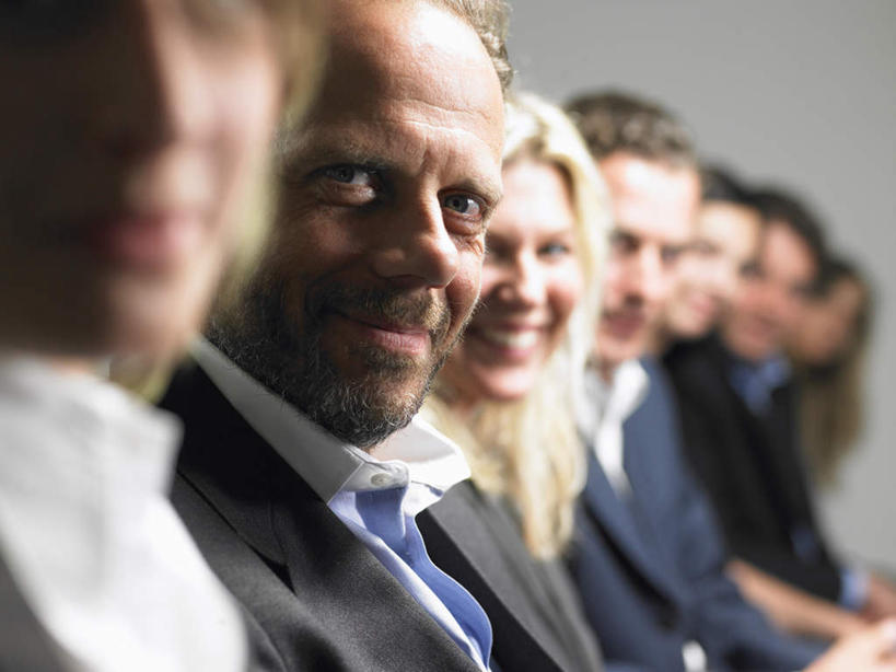 西方人,脸,头,脸颊,胡须,伙伴,朋友,商务人士,商务男性,商务女性,办公室,会议室,坐,笑,微笑,露齿笑,横图,室内,特写,白天,侧面,衬衫,友谊,合作,团队,欧洲,欧洲人,一排,阴影,套装,朦胧,模糊,整齐,光线,影子,墙,灯光,许多人,注视,墙壁,墙面,排列,观察,看,一群人,战略,观看,等待,察看,队列,关注,商务装,工薪阶层,联合,合谋,配合,协作,男人,男性,年轻女性,女人,女性,中年男性,中年女性,白种人,头部,胡子,络腮胡,脸部,脸蛋,面部,白领,上班族,坐着,半身,彩图,衬衣