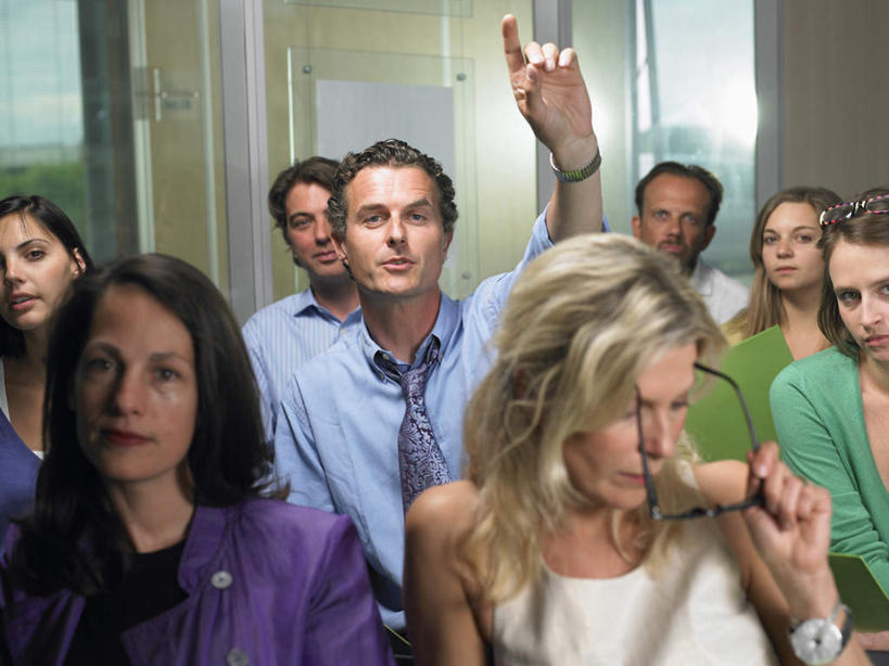 西方人,伙伴,朋友,商务人士,商务男性,商务女性,办公室,会议室,坐,举,横图,室内,白天,正面,衬衫,友谊,合作,团队,欧洲,欧洲人,阴影,套装,开会,会议,时间,光线,时钟,手表,眼镜,影子,墙,灯光,许多人,计时,注视,墙壁,墙面,钟表,观察,看,托,一群人,表,战略,观看,腕表,察看,关注,商务装,近视眼镜,工薪阶层,回答,联合,合谋,配合,协作,男人,男性,年轻女性,女人,女性,中年男性,中年女性,白种人,白领,上班族,钟,举起,举手,举着,向上举,向上伸,向上托,坐着,半身,彩图,衬衣