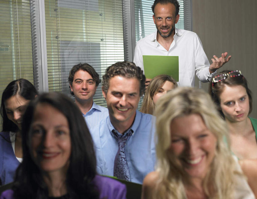 西方人,伙伴,朋友,商务人士,商务男性,商务女性,办公室,会议室,站,坐,举,笑,说,微笑,露齿笑,横图,室内,白天,正面,衬衫,讨论,友谊,合作,团队,欧洲,欧洲人,握,阴影,套装,开会,会议,时间,光线,时钟,手表,影子,墙,灯光,许多人,拿,计时,拿着,注视,墙壁,墙面,钟表,观察,看,托,站着,一群人,表,战略,握着,观看,腕表,察看,关注,商务装,工薪阶层,回答,联合,合谋,交流,配合,协作,男人,男性,年轻女性,女人,女性,中年男性,中年女性,白种人,白领,上班族,钟,沟通,讲话,交谈,举起,举手,举着,商讨,说话,谈话,向上举,向上伸,向上托,站立,坐着,半身,彩图,衬衣