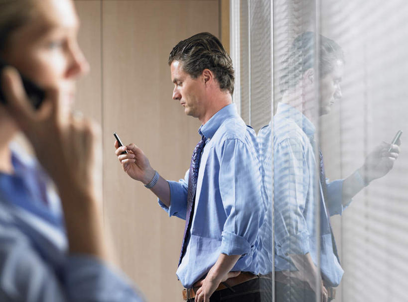 西方人,两个人,伙伴,朋友,商务人士,商务男性,商务女性,站,打电话,横图,室内,白天,侧面,衬衫,友谊,合作,团队,窗户,电话,手机,欧洲,欧洲人,握,套装,朦胧,模糊,百叶窗,墙,领带,拿,拿着,注视,通讯设备,手叉腰,墙壁,墙面,叉腰,观察,看,站着,战略,握着,观看,察看,象征,庄重,关注,商务装,身份,工薪阶层,联合,合谋,正式,地位,交流,配合,协作,男人,男性,女人,女性,中年男性,中年女性,白种人,白领,上班族,沟通,通话,站立,半身,彩图,衬衣