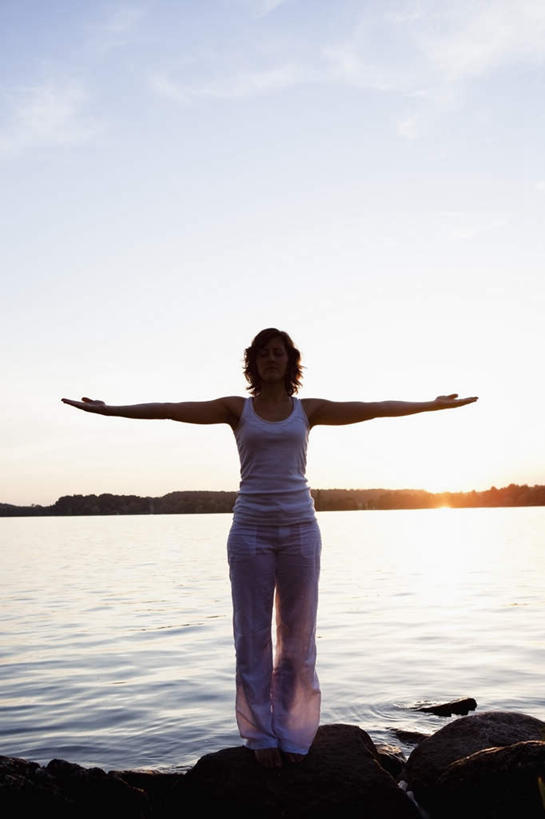 西方人,一个人,站,伸展双臂,竖图,室外,白天,正面,锻炼,瑜伽,运动,湖,湖泊,礁石,石头,水,欧洲,欧洲人,仅一个女性,仅一个人,伸展,阴影,波纹,服装,光线,背心,石子,影子,湖面,水流,水面,云,云朵,涟漪,背光,云彩,衣服,蓝色,白云,蓝天,水纹,天空,阳光,波浪,湖水,天,站着,仅一个中年女性,伸直,养生,服饰,晴朗,波光粼粼,衣着,穿着,逆光,水晕,衣饰,体育,女人,女性,中年女性,白种人,礁,石块,岩石,晴空,敞开双臂,伸开双臂,展开双肩,站立,张开手臂,张开双臂,彩图,全身,健身