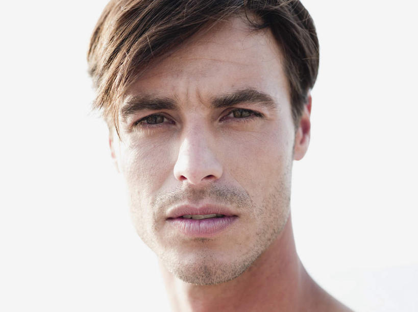 西方人,脸,头,脸颊,一个人,站,横图,室外,特写,白天,正面,欧洲,欧洲人,仅一个男性,仅一个人,阴影,光线,影子,棕色,注视,仅一个年轻男性,天空,阳光,天,观察,看,站着,观看,察看,关注,男人,男性,年轻男性,白种人,头部,脸部,脸蛋,面部,站立,半身,彩图,短发