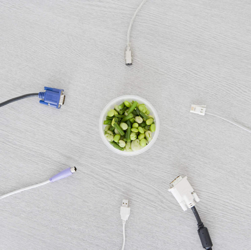 无人,办公室,横图,俯视,室内,特写,白天,通讯,数据,植物,桌面,桌子,苹果,蔬菜,水果,切碎,新鲜,环绕,围绕,电力,传输,电缆,电线,线,陶瓷,办公桌,豆类,豆子,豌豆,生食,蔬菜沙拉,沙拉,食品,果实,陶瓷制品,电能,线路,色拉,沙律,荷兰豆,食物,排列,绿色,保鲜盒,容器,碗,有机食品,绿色食品,色拉酱,储藏,电,电源,电源线,接口,网线,储存,队列,千岛酱,水晶头,能量,雪豆,豆科,寒豆,毕豆,麻累,国豆,小寒豆,麦豌豆,线缆,彩图,高角度拍摄,贮存