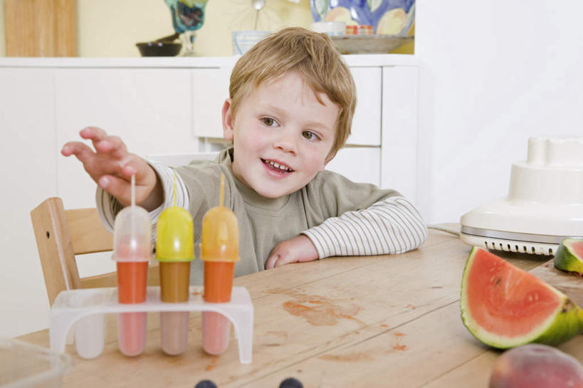 西方人,儿童,一个人,坐,笑,微笑,露齿笑,横图,室内,白天,正面,纯洁,餐桌,厨房,桌面,桌子,桃子,西瓜,水果,椅子,欧洲,欧洲人,仅一个男性,仅一个人,握,服装,新鲜,木椅,墙,生食,食品,果实,清凉,拿,拿着,注视,休闲装,棒冰,冰棍,墙壁,墙面,食物,小孩,衣服,冷饮,观察,看,仅一个小孩,休闲,舒服,休闲服,可爱,童年,童趣,握着,服饰,有机食品,绿色食品,餐台,模具,观看,解暑,察看,冰棒,关注,解渴,童真,烂漫,无邪,舒爽,肺果,消暑,冰条,天真,男孩,男人,男性,白种人,孩子,寒瓜,坐着,半身,彩图,灶间,厨房料理台,男生,料理台