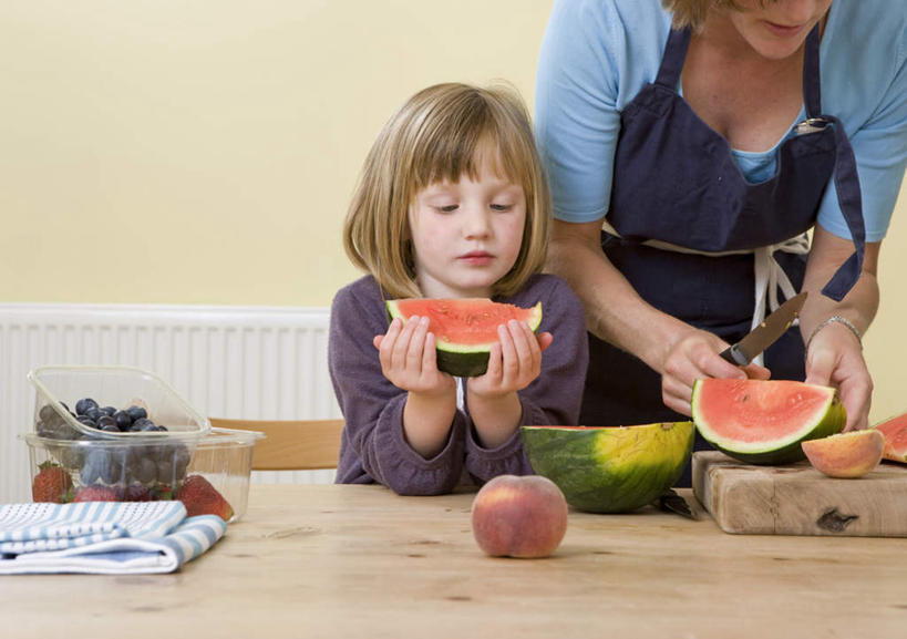 西方人,儿童,中年人,两个人,家庭,母亲,女儿,站,坐,横图,室内,白天,正面,纯洁,餐桌,厨房,桌子,苹果,浆果,蓝莓,桃子,西瓜,水果,椅子,欧洲,欧洲人,握,服装,新鲜,木椅,墙,生食,食品,果实,案板,拿,拿着,注视,休闲装,墙壁,墙面,砧板,食物,小孩,衣服,保鲜盒,观察,看,切,站着,休闲,温暖,温馨,母女,一家人,休闲服,可爱,母爱,童年,童趣,握着,服饰,有机食品,绿色食品,餐台,观看,和睦,察看,关注,童真,烂漫,无邪,肺果,天真,女孩,女人,女性,中年女性,白种人,孩子,山都柿,蓝浆果,蓝靛果,寒瓜,站立,坐着,半身,彩图,灶间,融洽,女生