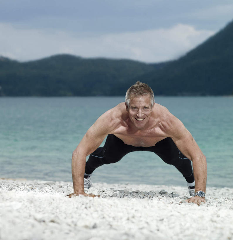 西方人,一个人,笑,俯卧撑,微笑,露齿笑,竖图,室外,白天,正面,运动服,湖,湖泊,沙滩,山,水,欧洲,欧洲人,仅一个男性,仅一个人,仅一个中年男性,阴影,服装,光线,沙子,影子,河岸,河滩,湖面,山峰,水流,水面,云,云朵,沙地,山峦,云彩,注视,衣服,蓝色,黑色,白云,蓝天,天空,阳光,湖水,天,观察,看,趴着,服饰,晴朗,观看,察看,衣着,穿着,关注,衣饰,男人,男性,中年男性,白种人,晴空,伏地挺身,趴,彩图,全身,掌上压,运动装