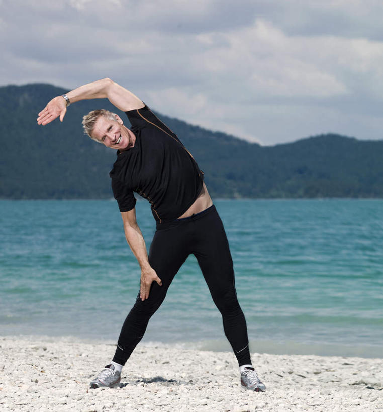 西方人,一个人,站,举,笑,微笑,竖图,室外,白天,正面,运动服,锻炼,运动,湖,湖泊,沙滩,山,水,欧洲,欧洲人,仅一个男性,仅一个人,仅一个中年男性,弯腰,阴影,服装,光线,沙子,影子,河岸,河滩,湖面,山峰,水流,水面,云,云朵,沙地,山峦,云彩,注视,衣服,蓝色,黑色,白云,蓝天,天空,阳光,湖水,天,观察,看,托,站着,服饰,晴朗,观看,张开双腿,察看,衣着,穿着,关注,热身,弯身,衣饰,展开双腿,体育,男人,男性,中年男性,白种人,晴空,举起,举手,举着,向上举,向上伸,向上托,站立,彩图,全身,健身,伸展双腿,运动装