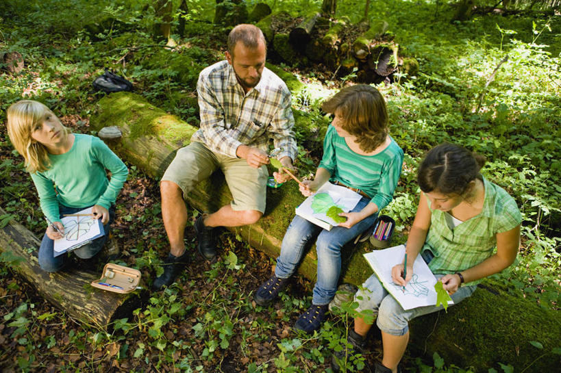 西方人,儿童,四个人,伙伴,朋友,教师,坐,说,横图,俯视,室外,白天,衬衫,旅游,讨论,探险,友谊,草地,草坪,植物,书籍,欧洲,欧洲人,握,写字,阴影,服装,光线,包,笔,方格,格子,影子,办公用品,记事本,拿,旅行包,拿着,注视,休闲装,刺激,文具,草,树,树木,小孩,衣服,绿色,阳光,自然,背包,本子,笔记本,学习用品,观察,看,享受,休闲,同学,休闲服,握着,服饰,生长,成长,观看,文具用品,察看,书写,校友,关注,惊险,户外运动,考察,同窗,学友,旅游包,交流,冒险,友情,男孩,男人,男性,女孩,女人,女性,中年男性,白种人,讲师,教授,老师,书,图书,沟通,讲话,交谈,商讨,说话,谈话,坐着,彩图,高角度拍摄,全身,衬衣,双肩包,男生,女生