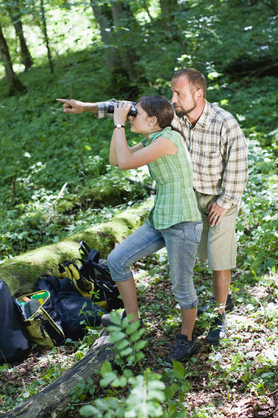 西方人,儿童,中年人,两个人,站,竖图,室外,白天,侧面,衬衫,旅游,探险,纯洁,仪器,科技,草地,草坪,植物,欧洲,欧洲人,眺望,握,阴影,服装,检查,研究,反射,分析,光线,科学,包,方格,格子,望远镜,影子,拿,旅行包,拿着,注视,休闲装,刺激,草,树,树木,小孩,衣服,绿色,阳光,自然,背包,观察,看,站着,享受,休闲,休闲服,可爱,清晰,探索,童年,童趣,握着,服饰,生长,放大,成长,观看,仔细,科研,察看,科学技术,瞭望,聚焦,关注,惊险,户外运动,童真,考察,烂漫,无邪,远视镜,瞭望镜,光学,清楚,旅游包,冒险,天真,男人,男性,女孩,中年男性,白种人,孩子,站立,彩图,全身,衬衣,光学仪器,千里镜,双肩包,女生