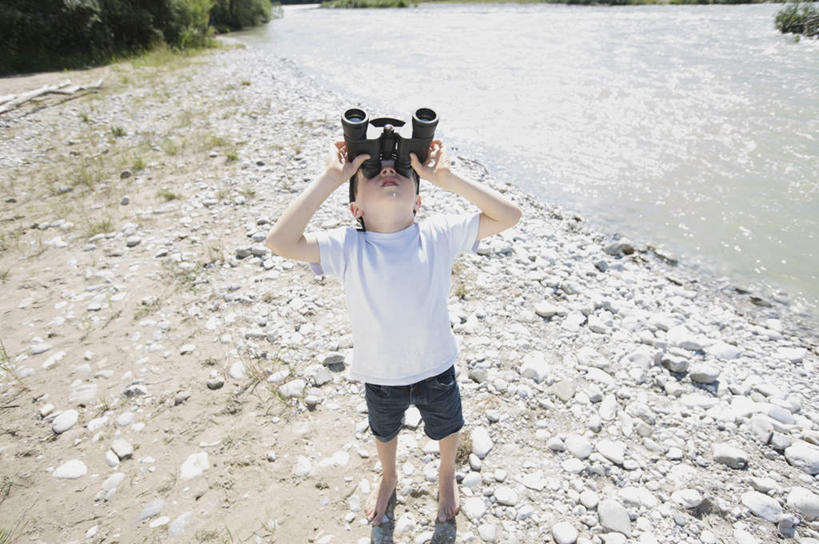 西方人,儿童,一个人,站,举,横图,俯视,室外,白天,T恤衫,纯洁,仪器,科技,草地,草坪,河流,沙滩,水,植物,欧洲,欧洲人,仅一个男性,仅一个人,眺望,握,阴影,服装,检查,研究,反射,分析,光线,科学,沙子,望远镜,影子,河岸,河水,河滩,水流,沙地,拿,T恤,拿着,注视,休闲装,草,小孩,衣服,绿色,白色,阳光,观察,看,托,站着,仅一个小孩,休闲,休闲服,可爱,清晰,探索,童年,童趣,握着,服饰,放大,观看,仔细,波光粼粼,科研,察看,科学技术,瞭望,聚焦,关注,童真,烂漫,无邪,远视镜,瞭望镜,光学,清楚,天真,男孩,男人,男性,白种人,孩子,举起,举手,举着,向上举,向上伸,向上托,站立,彩图,高角度拍摄,全身,光学仪器,千里镜,男生