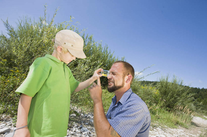 西方人,儿童,中年人,两个人,家庭,父亲,儿子,站,蹲,笑,微笑,横图,室外,白天,正面,衬衫,T恤衫,纯洁,仪器,草地,草坪,沙滩,植物,帽子,欧洲,欧洲人,握,阴影,服装,检查,反射,分析,光线,科学,放大镜,沙子,影子,河岸,河滩,沙地,拿,T恤,拿着,注视,休闲装,运动帽,草,小孩,衣服,蓝色,绿色,蓝天,天空,阳光,天,观察,看,站着,休闲,温暖,温馨,父子,一家人,休闲服,鸭舌帽,父爱,可爱,清晰,探索,童年,童趣,握着,服饰,放大,晴朗,观看,仔细,透镜,和睦,察看,凸透镜,聚焦,关注,童真,烂漫,无邪,万里无云,光学,清楚,天真,男孩,男人,男性,中年男性,白种人,孩子,晴空,晴空万里,蹲着,站立,半身,彩图,衬衣,融洽,男生