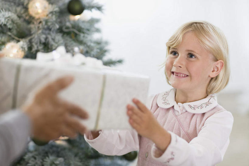 西方人,儿童,老年人,头发,两个人,家庭,祖母,客厅,坐,捧,笑,微笑,露齿笑,横图,室内,白天,正面,纯洁,植物,沙发,礼盒,礼物,欧洲,圣诞节,欧洲人,服装,节日,朦胧,模糊,庆祝,装饰,挂饰,丝绸,丝带,纸盒,圣诞树,缎带,圣诞球,注视,休闲装,文化,绸带,盒子,球,树,树木,小孩,衣服,绿色,自然,包装盒,礼品盒,观察,看,庆典,休闲,球体,温暖,温馨,一家人,休闲服,金色,可爱,童年,童趣,服饰,礼品,生长,奶奶,成长,观看,赠送,纪念,祖孙,华丽,修饰,点缀,接,和睦,察看,起居室,关注,布艺沙发,童真,烂漫,无邪,外婆,外孙女,外祖母,衬托,美观,雅致,雅观,客堂,天真,老年女性,女孩,女人,女性,白种人,孩子,孙女,端,端着,捧着,手捧,坐着,半身,彩图,融洽,女生