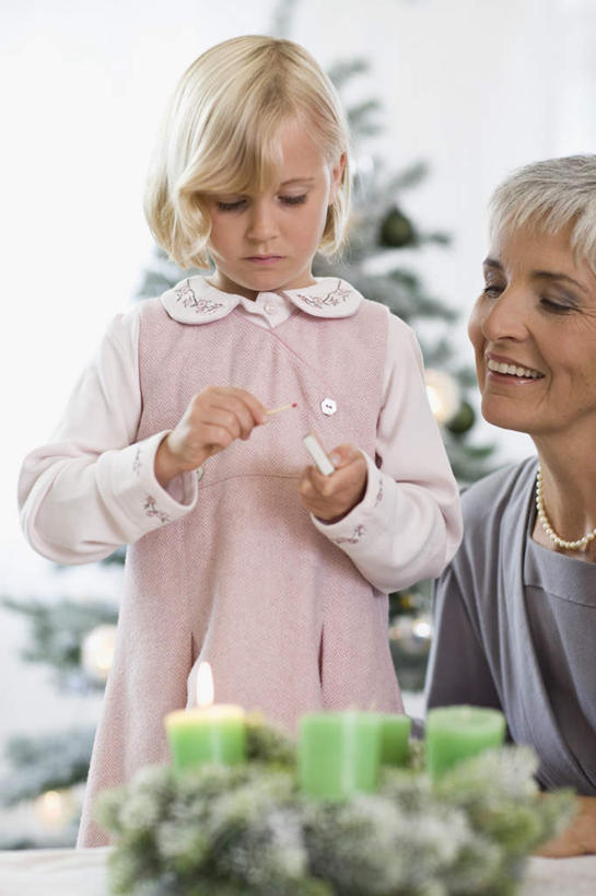 点心,西方人,儿童,老年人,两个人,家庭,祖母,站,笑,微笑,竖图,室内,白天,正面,下午茶,纯洁,植物,蜡烛,项链,欧洲,圣诞节,欧洲人,握,阴影,服装,节日,朦胧,模糊,庆祝,光线,火柴,火焰,影子,烛光,食品,圣诞树,燃烧,拿,拿着,注视,休闲装,文化,装饰品,树,树木,食物,糕点,小孩,衣服,绿色,自然,饰品,首饰,点燃,观察,看,站着,庆典,休闲,温暖,温馨,一家人,休闲服,可爱,童年,童趣,握着,服饰,生长,奶奶,成长,观看,纪念,祖孙,和睦,察看,洋火,关注,童真,烂漫,无邪,外婆,外孙女,外祖母,火柴梗,取火工具,天真,老年女性,女孩,女人,女性,孩子,孙女,站立,半身,彩图,融洽,蛋糕,女生