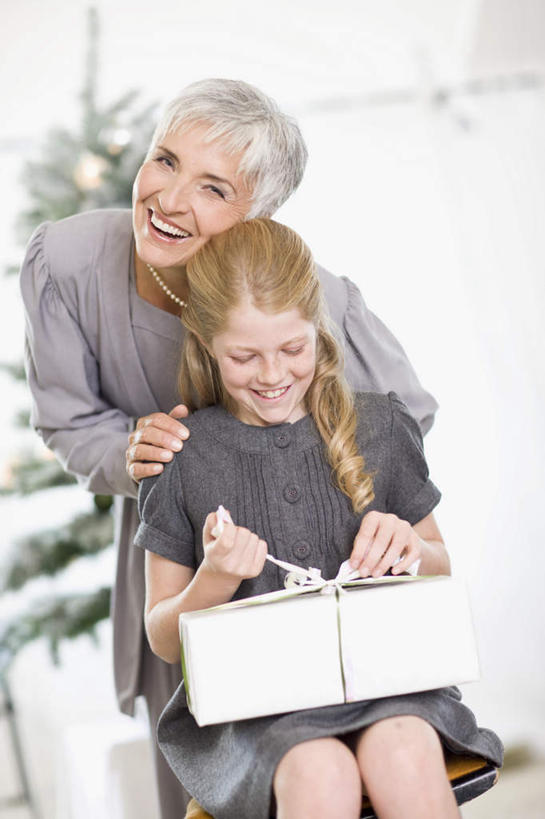 西方人,儿童,老年人,两个人,家庭,祖母,站,坐,捧,笑,微笑,露齿笑,竖图,室内,白天,正面,纯洁,植物,礼盒,礼物,项链,欧洲,圣诞节,欧洲人,服装,节日,朦胧,模糊,庆祝,丝绸,丝带,纸盒,圣诞树,缎带,注视,休闲装,文化,绸带,盒子,装饰品,树,树木,小孩,衣服,绿色,自然,包装盒,饰品,首饰,礼品盒,观察,看,站着,庆典,休闲,温暖,温馨,一家人,休闲服,可爱,童年,童趣,服饰,礼品,生长,奶奶,成长,观看,纪念,祖孙,和睦,察看,关注,童真,烂漫,无邪,外婆,外孙女,外祖母,天真,老年女性,女孩,女人,女性,孩子,孙女,端,端着,捧着,手捧,站立,坐着,半身,彩图,融洽,女生