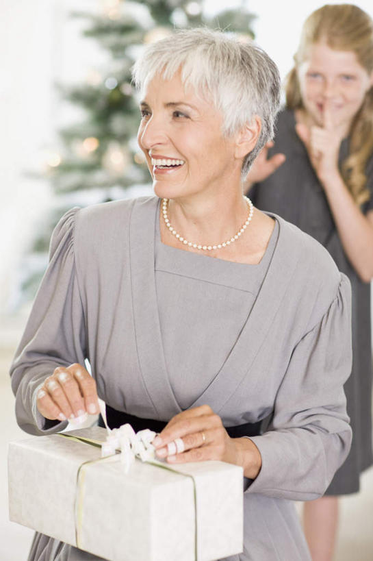 西方人,儿童,老年人,两个人,家庭,祖母,站,笑,微笑,露齿笑,竖图,室内,白天,正面,纯洁,植物,礼盒,礼物,项链,欧洲,圣诞节,欧洲人,服装,节日,朦胧,模糊,庆祝,丝绸,丝带,纸盒,圣诞树,缎带,注视,休闲装,文化,绸带,盒子,装饰品,树,树木,小孩,衣服,绿色,自然,包装盒,饰品,首饰,礼品盒,观察,看,手势,站着,庆典,休闲,温暖,温馨,一家人,手指,休闲服,安静,可爱,童年,童趣,服饰,礼品,生长,奶奶,成长,观看,纪念,祖孙,和睦,察看,食指,关注,拆,童真,烂漫,无邪,外婆,外孙女,外祖母,天真,老年女性,女孩,女人,女性,孩子,孙女,站立,半身,彩图,融洽,女生