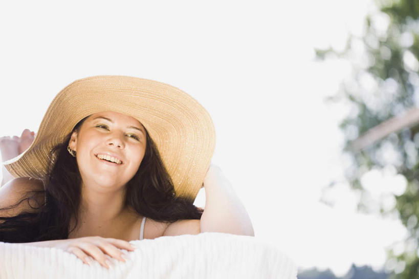 西方人,一个人,笑,摸,微笑,露齿笑,横图,室外,白天,仰视,泳装,比基尼,植物,帽子,椅子,欧洲,欧洲人,仅一个年轻女性,仅一个女性,仅一个人,抚摸,阴影,朦胧,模糊,光线,影子,木椅,躺椅,棕色,注视,光脚,树,树木,绿色,阳光,自然,遮阳帽,垫子,观察,看,趴着,赤脚,生长,成长,观看,察看,关注,年轻女性,女人,女性,白种人,长发,卷发,触摸,接触,趴,半身,彩图,低角度拍摄,三点式,泳衣