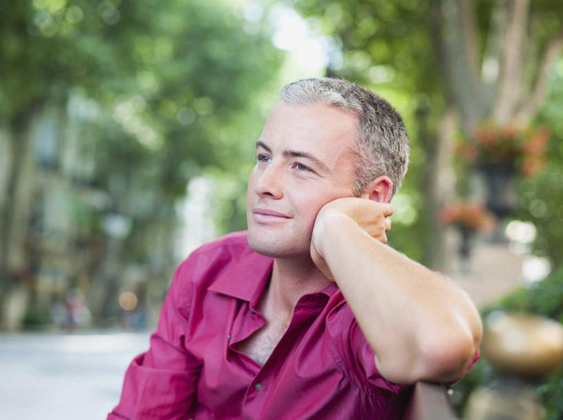 西方人,一个人,坐,笑,微笑,横图,室外,白天,正面,衬衫,植物,道路,路,公路,椅子,欧洲,欧洲人,仅一个男性,仅一个人,仅一个中年男性,撑,阴影,朦胧,模糊,光线,影子,长椅,木椅,交通,托腮,注视,树,树木,红色,绿色,阳光,自然,观察,看,托,生长,成长,观看,察看,关注,托下巴,男人,男性,中年男性,白种人,马路,坐着,半身,彩图,衬衣