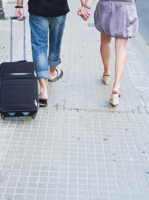 西方人,中年人,两个人,家庭,夫妻,走,拉,握手,竖图,俯视,室外,白天,裙子,T恤衫,爱情,道路,路,公路,欧洲,欧洲人,服装,裤子,拉杆箱,旅行箱,交通,浪漫,T恤,牛仔裤,休闲装,衣服,行李箱,箱子,休闲,温暖,温馨,一家人,休闲服,恩爱,短裙,恋人,服饰,半身裙,出差,和睦,男人,男性,女人,女性,中年男性,中年女性,白种人,夫妇,情侣,马路,步行,搀手,拉手,散步,手搀手,手拉手,手牵手,手握手,走路,半身,彩图,高角度拍摄,旅行,伴侣,融洽