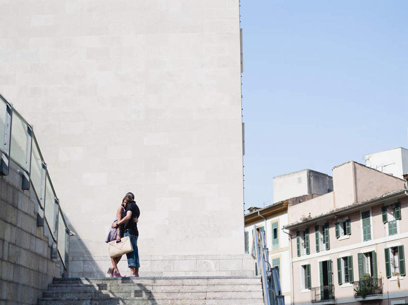 西方人,中年人,两个人,家庭,夫妻,栏杆,站,抱,横图,室外,白天,侧面,爱情,楼梯,欧洲,欧洲人,阴影,服装,光线,包,扶手,皮包,影子,阶梯,墙,浪漫,休闲装,护栏,墙壁,墙面,台阶,衣服,阳光,站着,休闲,温暖,温馨,一家人,休闲服,恩爱,恋人,服饰,抱着,单肩包,和睦,搂着,男人,男性,女人,女性,中年男性,中年女性,白种人,夫妇,情侣,搂,搂抱,站立,彩图,全身,伴侣,融洽