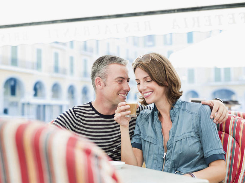 咖啡,西方人,中年人,两个人,家庭,夫妻,家,坐,抱,笑,微笑,露齿笑,横图,室外,白天,正面,爱情,幸福,餐桌,窗户,沙发,桌面,桌子,杯子,欧洲,欧洲人,握,阴影,条纹,服装,朦胧,模糊,光线,瓷器,影子,房屋,屋子,咖啡杯,陶瓷制品,浪漫,拿,拿着,注视,休闲装,娱乐,楼房,玻璃窗,住宅,饮料,衣服,红色,阳光,观察,看,享受,休闲,温暖,温馨,一家人,休闲服,恩爱,放松,乐趣,握着,恋人,服饰,餐台,抱着,观看,和睦,察看,提神,舒适,搂着,关注,咖啡店,瓷杯,醒脑,咖啡屋,布艺沙发,软饮料,男人,男性,女人,女性,中年男性,中年女性,白种人,夫妇,情侣,搂,坐着,半身,彩图,房子,咖啡馆,伴侣,融洽