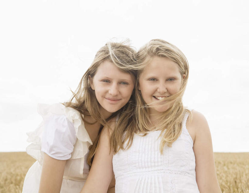 西方人,儿童,两个人,家庭,姐妹,农田,站,笑,微笑,露齿笑,横图,室外,白天,正面,裙子,纯洁,庄稼,农作物,欧洲,欧洲人,阴影,连衣裙,光线,影子,麦田,注视,小孩,白色,天空,阳光,天,观察,看,靠,靠着,站着,温暖,温馨,一家人,金色,可爱,童年,童趣,观看,和睦,察看,关注,童真,烂漫,无邪,天真,女孩,女人,女性,白种人,长发,卷发,站立,半身,彩图,耕地,庄稼田,融洽,女生