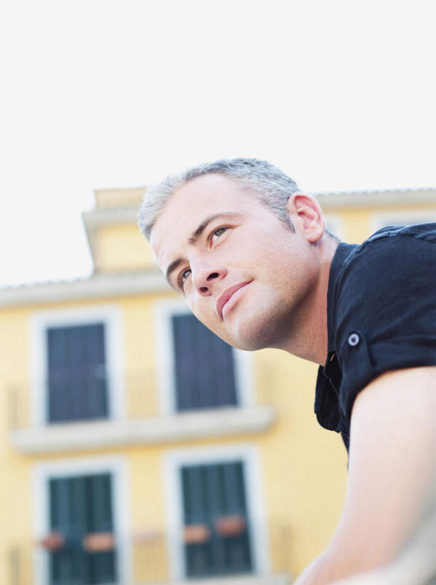 西方人,一个人,家,站,竖图,室外,白天,仰视,T恤衫,窗户,欧洲,欧洲人,仅一个男性,仅一个人,仅一个中年男性,弯腰,服装,朦胧,模糊,房屋,屋子,T恤,注视,休闲装,楼房,玻璃窗,住宅,衣服,黑色,天空,天,观察,看,站着,休闲,休闲服,服饰,观看,察看,关注,弯身,男人,男性,中年男性,白种人,站立,半身,彩图,低角度拍摄,房子