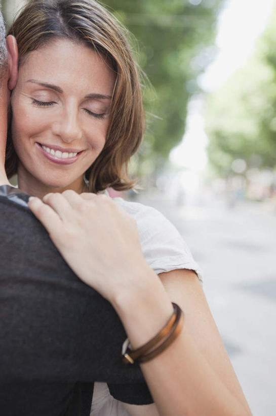 西方人,中年人,背部,头发,两个人,家庭,夫妻,站,闭眼,笑,微笑,露齿笑,竖图,室外,白天,正面,T恤衫,爱情,树林,植物,道路,路,公路,欧洲,欧洲人,阴影,服装,朦胧,模糊,光线,影子,棕色,交通,浪漫,T恤,休闲装,装饰品,树,树木,衣服,绿色,阳光,自然,饰品,手链,首饰,站着,休闲,温暖,温馨,一家人,休闲服,恩爱,恋人,服饰,手镯,生长,成长,和睦,镯子,男人,男性,女人,女性,中年男性,中年女性,白种人,卷发,夫妇,情侣,马路,闭眼睛,闭着眼,闭着眼睛,站立,半身,彩图,伴侣,融洽