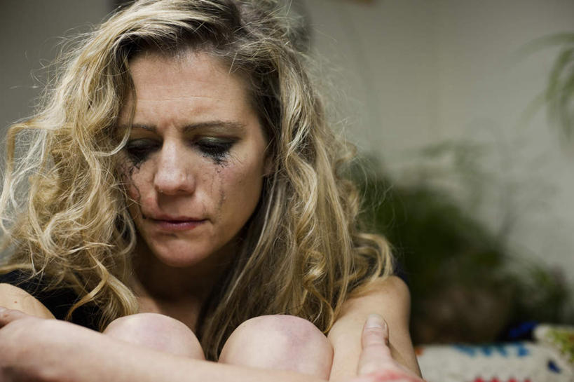 西方人,脸,头,脸颊,一个人,坐,闭眼,哭,横图,室内,特写,白天,正面,失败,卧室,欧洲,欧洲人,仅一个女性,仅一个人,沮丧,朦胧,模糊,墙,墙壁,墙面,化妆品,仅一个中年女性,难受,金色,睫毛膏,无奈,眼泪,肮脏,抱膝,失望,悲伤,伤心,难过,化妆用品,泪水,眼妆,失落,颓废,挫败,受挫,落败,落空,错过,失足,失意,失策,失算,颓丧,衰颓,悲哀,懊丧,颓靡,气馁,丧气,睫毛液,败北,挫折,失利,女人,女性,中年女性,白种人,头部,长发,卷发,脸部,脸蛋,面部,屈膝,闭眼睛,闭着眼,闭着眼睛,坐着,半身,彩图,哭泣,哭啼,睡房,卧房