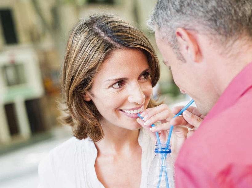 西方人,中年人,背部,两个人,家庭,夫妻,家,站,笑,微笑,露齿笑,横图,室外,白天,正面,衬衫,爱情,道路,路,公路,欧洲,欧洲人,两根,握,阴影,服装,朦胧,模糊,光线,影子,塑料,房屋,屋子,交通,浪漫,拿,拿着,注视,休闲装,楼房,相视,住宅,玻璃制品,衣服,红色,阳光,玻璃瓶,瓶子,塑料制品,吸管,观察,看,站着,休闲,温暖,温馨,一家人,面对面,休闲服,恩爱,握着,恋人,服饰,观看,对视,和睦,察看,空心,互视,关注,相对,相看,饮管,男人,男性,女人,女性,中年男性,中年女性,白种人,夫妇,情侣,马路,站立,半身,彩图,衬衣,房子,伴侣,融洽,圆柱状