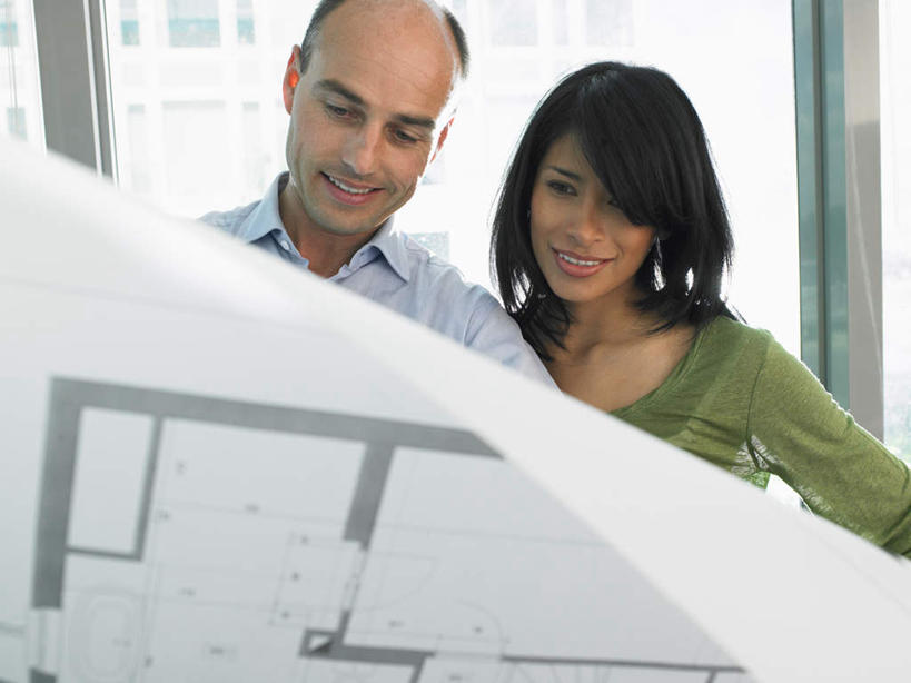 西方人,两个人,伙伴,朋友,商务人士,商务男性,商务女性,办公室,站,笑,说,微笑,露齿笑,横图,室内,白天,正面,衬衫,讨论,友谊,合作,团队,窗户,欧洲,欧洲人,握,套装,图纸,设计图,拿,拿着,注视,玻璃窗,观察,看,站着,战略,握着,观看,察看,关注,商务装,工程图,草图,蓝图,工薪阶层,联合,合谋,交流,配合,协作,男人,男性,年轻女性,女人,女性,中年男性,白种人,白领,上班族,设计,沟通,讲话,交谈,商讨,说话,谈话,站立,半身,彩图,衬衣