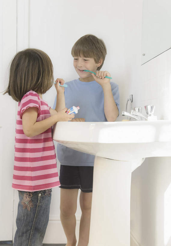 西方人,儿童,两个人,家庭,兄弟,姐妹,站,笑,微笑,露齿笑,竖图,室内,白天,正面,纯洁,欧洲,欧洲人,握,条纹,服装,水槽,水龙头,牙膏,牙刷,墙,拿,拿着,注视,休闲装,水斗,刷牙,开关,墙壁,墙面,小孩,衣服,红色,日用品,打开,观察,看,清洁,站着,休闲,温暖,温馨,一家人,休闲服,可爱,童年,童趣,握着,服饰,洗漱用品,观看,阀门,和睦,察看,卫生,开启,关注,童真,烂漫,无邪,水咀,天真,男孩,男人,男性,女孩,女人,女性,白种人,站立,半身,彩图,融洽,男生,女生