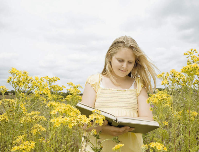 西方人,儿童,一个人,站,捧,笑,微笑,横图,室外,白天,正面,裙子,纯洁,花海,花圃,植物,书籍,叶子,欧洲,欧洲人,仅一个女性,仅一个人,一本,许多,阴影,连衣裙,盛开,光线,影子,云,云朵,花蕾,云彩,注视,花,花瓣,花朵,花卉,鲜花,小孩,黄色,蓝色,绿色,白云,蓝天,天空,阳光,花丛,花束,花田,天,花苞,花蕊,打开,观察,看,站着,仅一个小孩,金色,可爱,童年,童趣,晴朗,观看,察看,开启,关注,童真,烂漫,无邪,天真,女孩,女人,女性,白种人,孩子,长发,书,图书,晴空,端,端着,捧着,手捧,站立,半身,彩图,女生