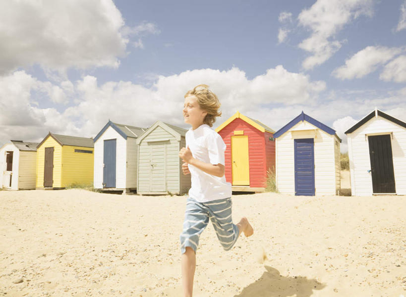 西方人,儿童,一个人,家,笑,微笑,横图,室外,白天,正面,T恤衫,纯洁,沙滩,欧洲,欧洲人,仅一个男性,仅一个人,奔驰,阴影,服装,光线,沙子,影子,房屋,墙,屋子,海岸,云,云朵,沙地,T恤,云彩,注视,休闲装,光脚,楼房,墙壁,墙面,住宅,小孩,衣服,红色,蓝色,白色,白云,蓝天,天空,阳光,天,奔跑,观察,看,仅一个小孩,休闲,赤脚,休闲服,可爱,童年,童趣,服饰,晴朗,观看,察看,关注,童真,烂漫,无邪,天真,男孩,男人,男性,白种人,孩子,海滩,晴空,半身,彩图,房子,男生